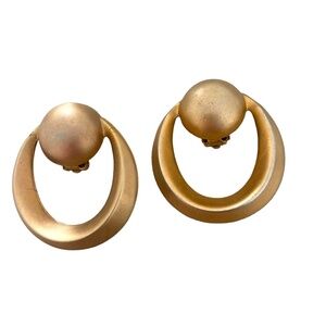ellen designs earrings gold tone mat door knockers style vintage 80s style
